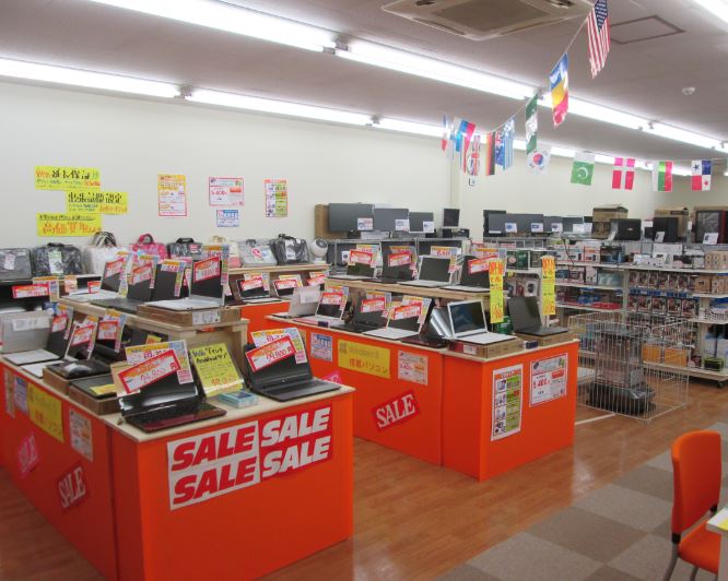 写真：数十台の中古パソコン